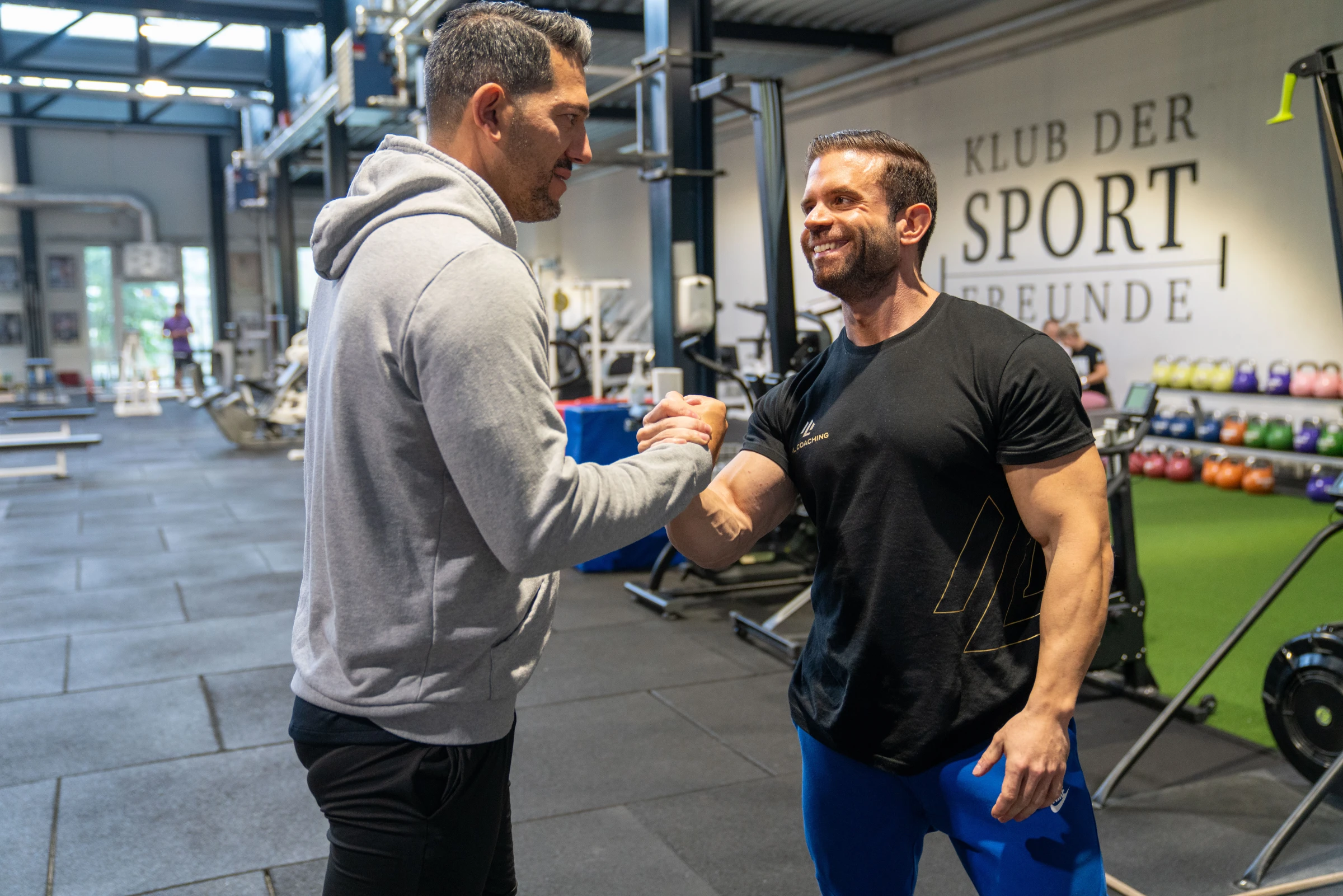 Marco Laterza begrüsst einen Klienten zum Coaching in Zürich