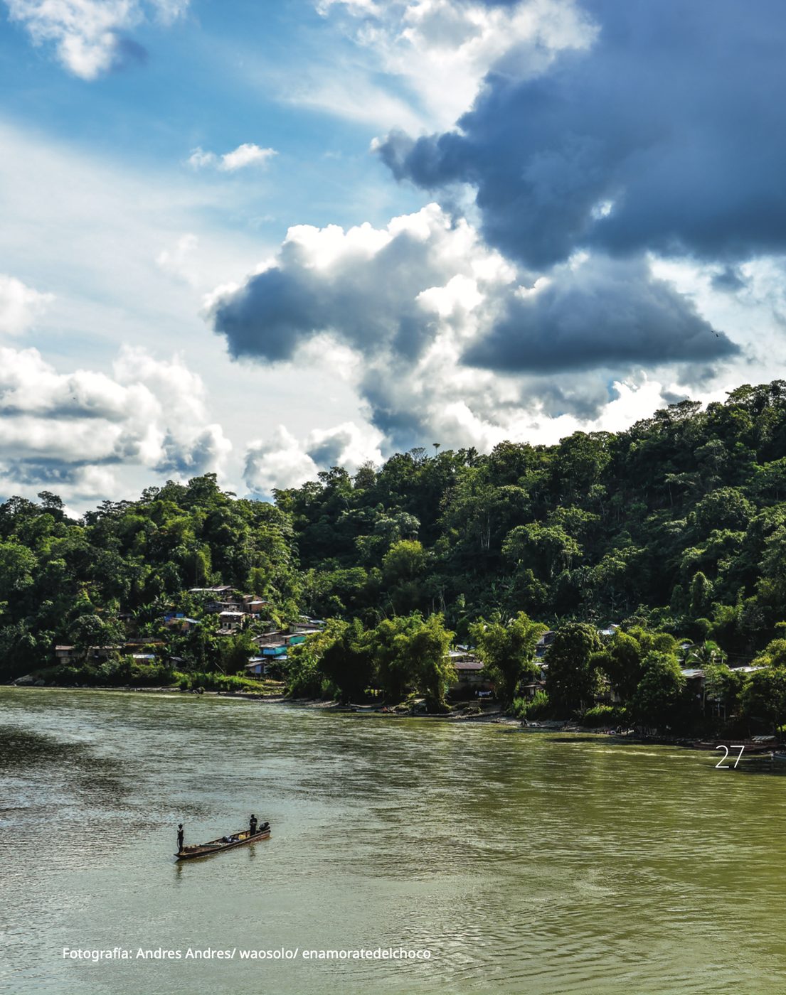 Paisaje del Pacífico colombiano: río, selva y una canoa